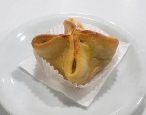 Esfiha de Ricota com Peito de Peru Defumado