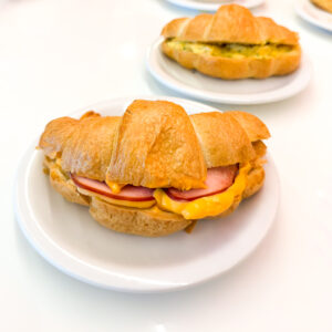 Croissant Peito de Peru Defumado c/Queijo Cuia com Creme de Queijo Cheddar