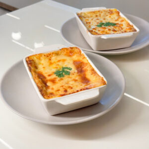 Escondidinho – purê de macaxeira macio, molho branco cremoso, muito queijo e recheios irresistíveis: frango, carne ou carne seca